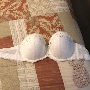 Victoria’s Secret strapless bra